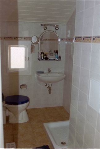 Bad oben mit Toilette, Dusche und Becken